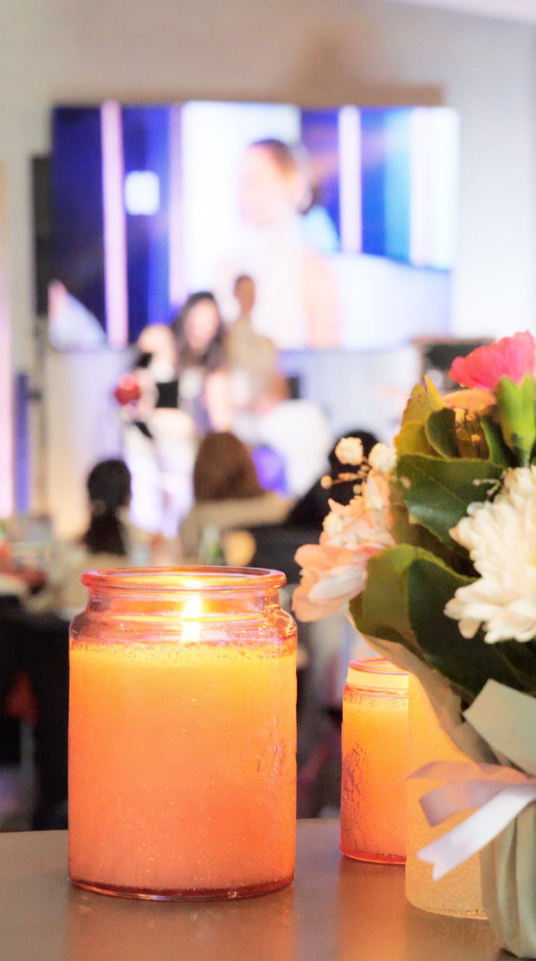 Detalle de velas y flores durante la clase Beauty & Bloom