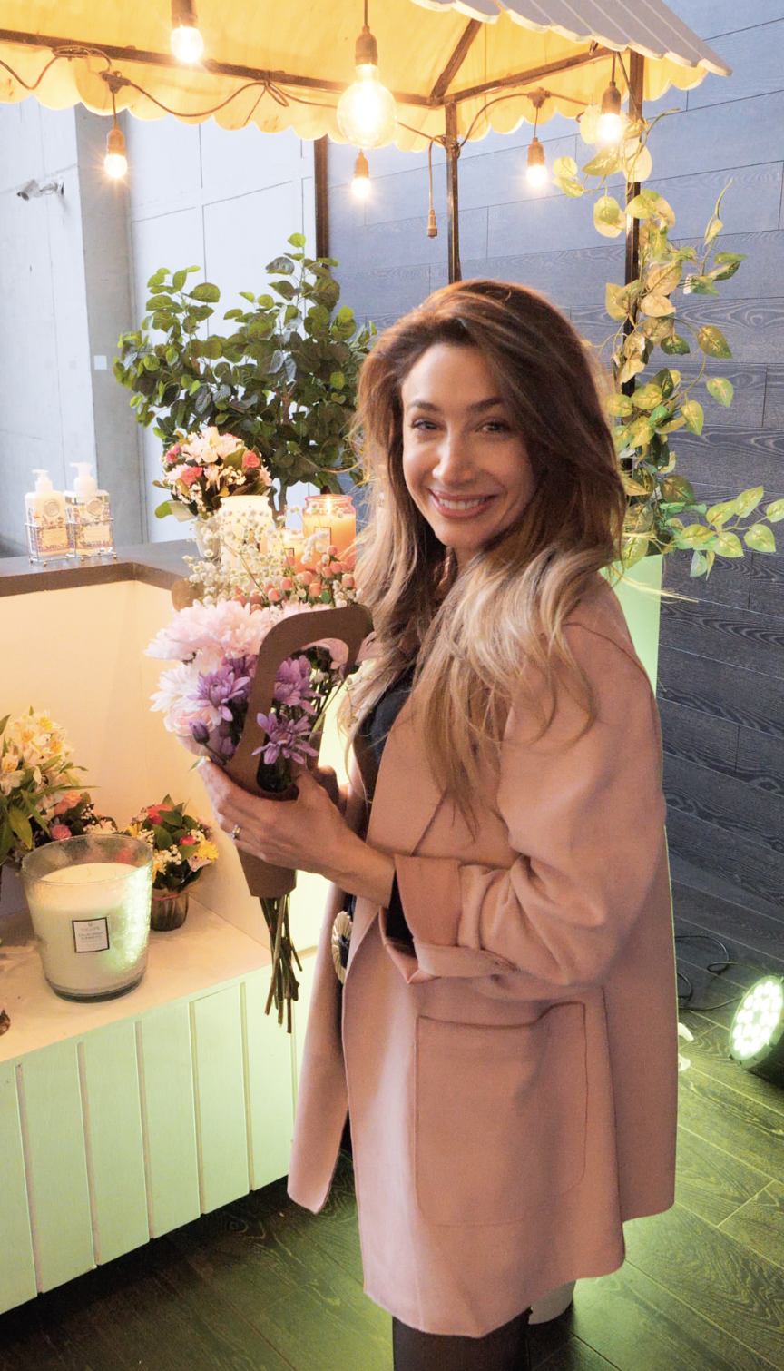 Invitada con ramo de flores en la experiencia floral