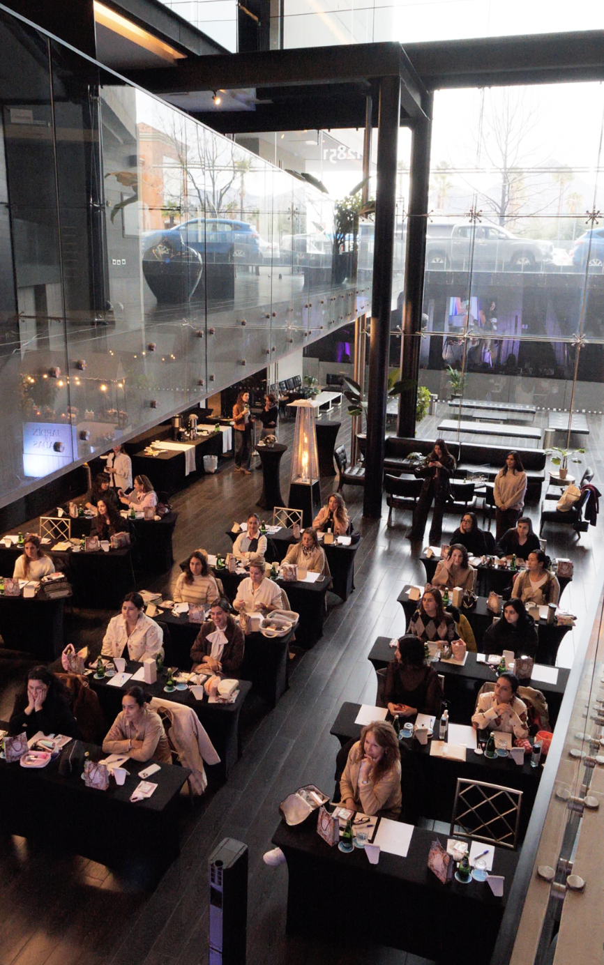 Salón del evento Beauty & Bloom con las asistentes en sus estaciones